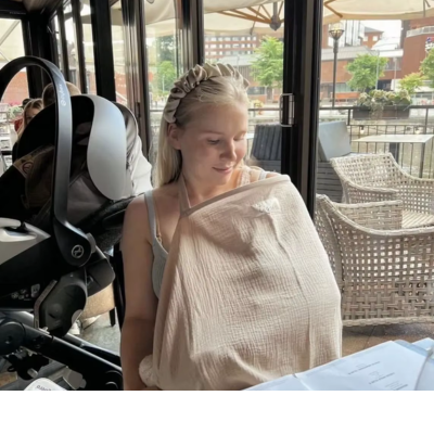 Tablier d'allaitement coloris maman  au restaurant avec son bébé