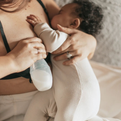 tire lait manuel silic bebe dans bras de maman qui dort