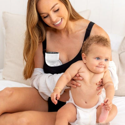 Tire lait portable maman tient dans ses bras