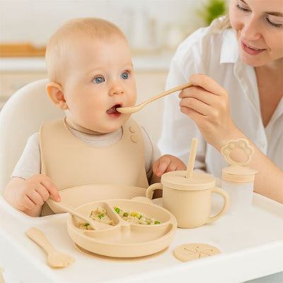 Vaisselle bebe beige maman donne manger