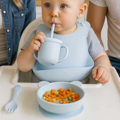 Vaisselle bebe bleu enfant boit avec paille