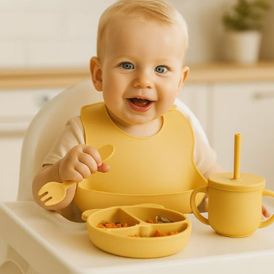 Vaisselle bebe jaune enfant tient son verre