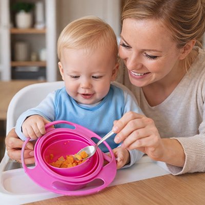 vaisselle bebe maman fait manger son fils
