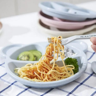 Vaisselle bebe nouille dans assiette bleu