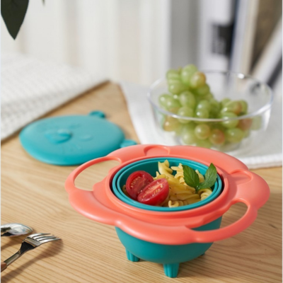vaisselle bebe vert poser sur table