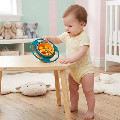 Vaisselle pour bebe enfant debout avec son bol