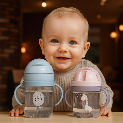 Verre bebe assit devant deux gobelets