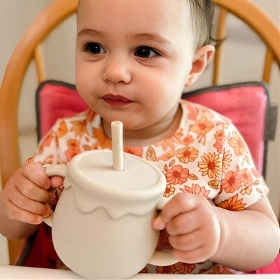 Verre bebe enfant assit dans sa chaise