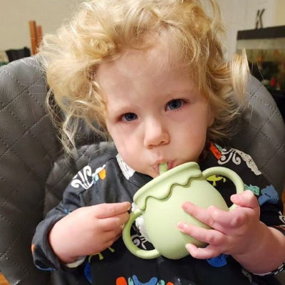 Verre bebe elle tient dans sa main