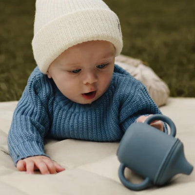 verre bebe enfant allonger sur tapis