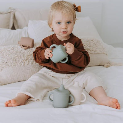 verre bebe enfant assit sur lit