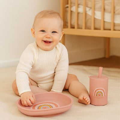 Verre bebe enfant assit devant son verre
