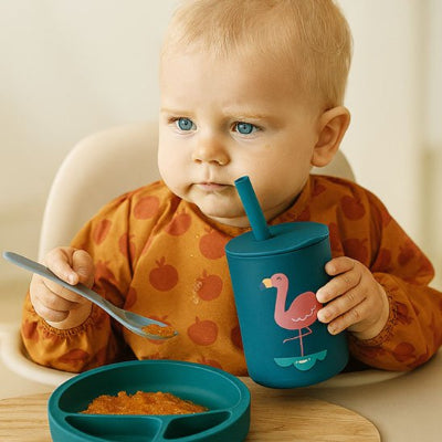 Verre bebe enfant qui tient son verre