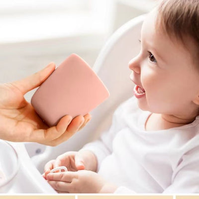 verre bebe maman donne à son enfant