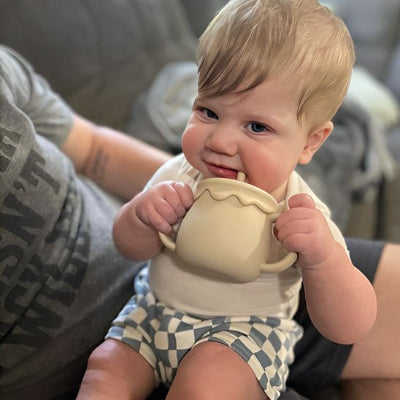 Verre bebe petit garcon qui mordille paille