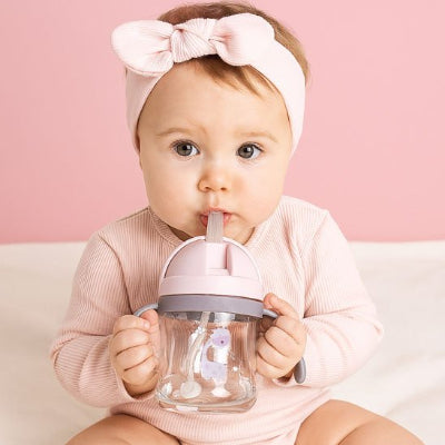 Verre bebe petit fille qui boit son eau