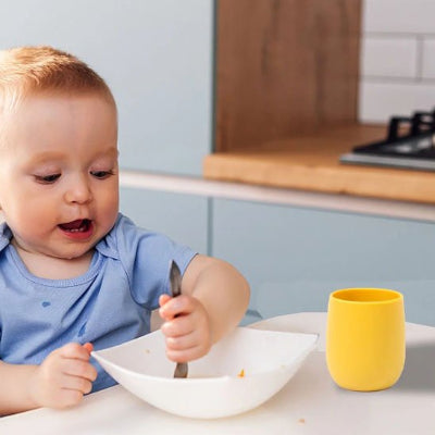 verre bebe poser sur table avec assiette