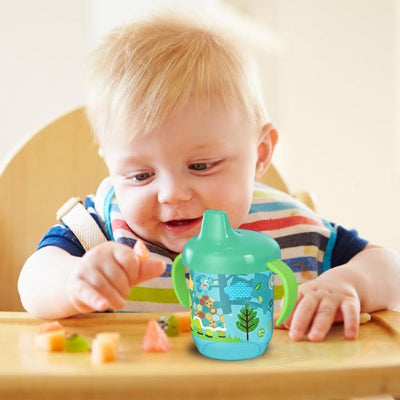 verre bebe qui boit dans son verre vert