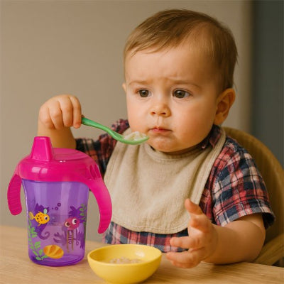 Verre pour bebe assit a table