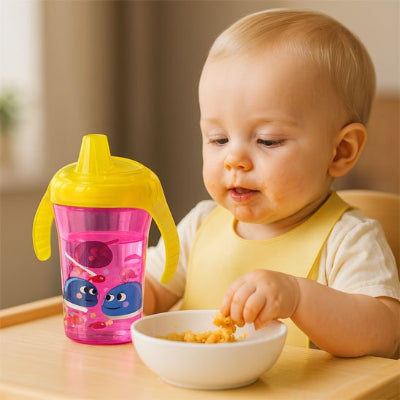 Verre pour bebe petit garçon qui mange
